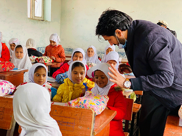 ポッケを受け取る子どもたち（アフガニスタン）