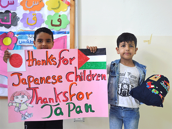 ポッケを受け取る子どもたち（レバノン）