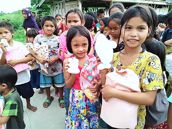 ポッケを受け取る子どもたち（フィリピン）