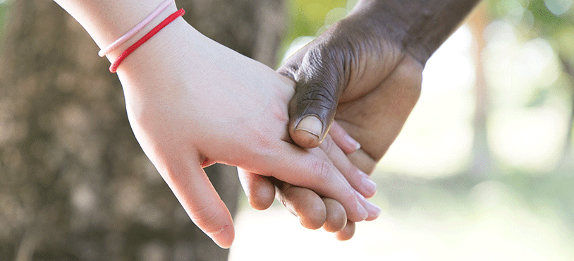 手と手を繋ぐ