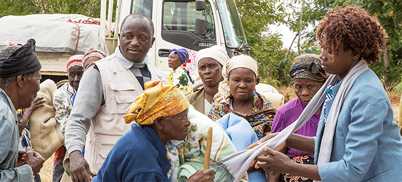 毛布を受け取る現地の人々