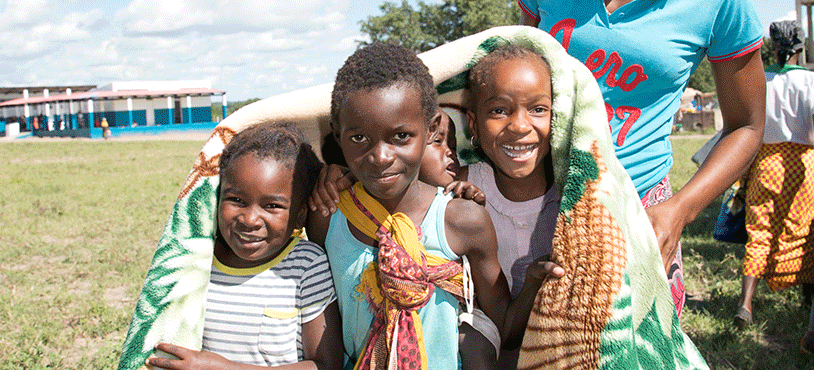 毛布をかぶる現地の子どもたち