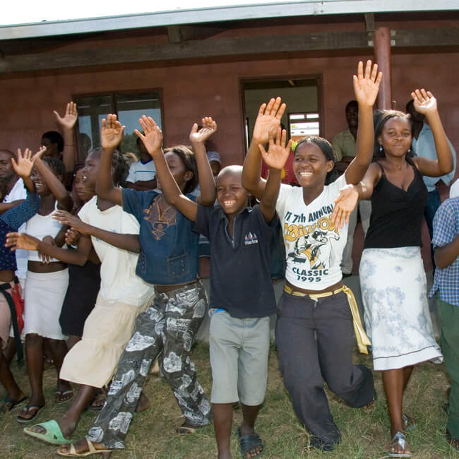 訪問先の子どもたち。ボランティア隊を歓迎してくれた