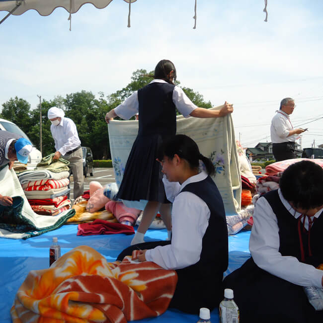 美濃加茂明るい社会づくり協議会として、中学生と一緒に毛布収集に取り組んだ（Ｍさん提供）