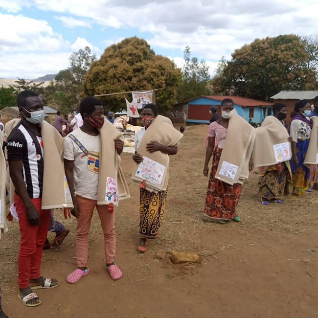 毛布を受け取ったマウライの人々1