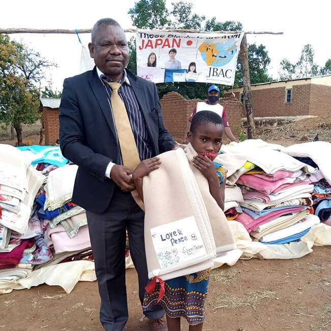 毛布を受け取ったマウライの人々2