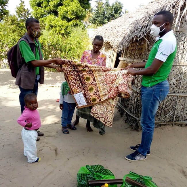 毛布を受け取ったモザンビークの人々