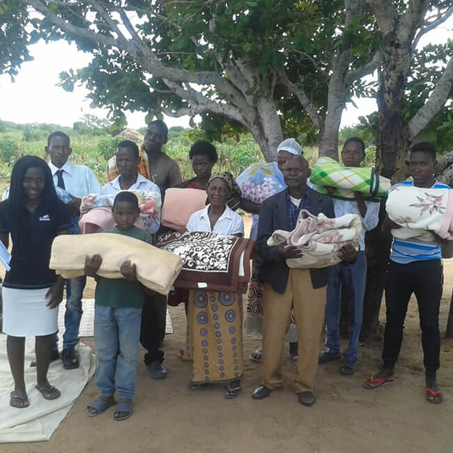 毛布を受け取った現地の人々