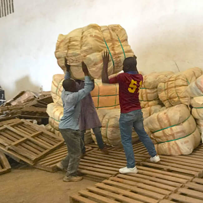 毛布を運ぶボランティアの人々