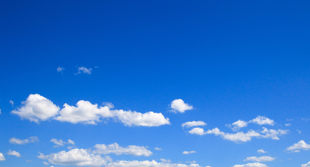 澄み切った青空と雲